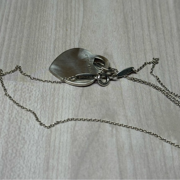Tiffany & Co Green 9.25 S.Silver Necklace with Green Engraving Heart Pendant - Picture 4 of 5
